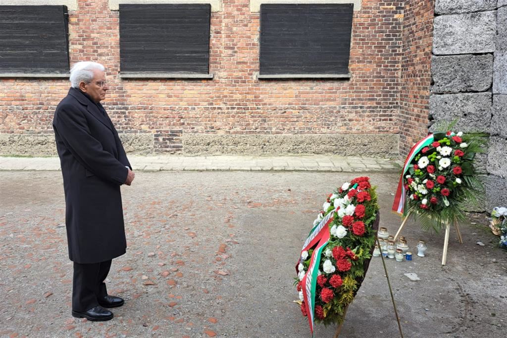 Sergio Mattarella davanti al muro delle esecuzioni ad Auschwitz