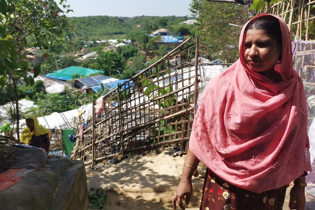 Una profuga nella baraccopoli in Bangladesh dove vive con un milione di Rohingya