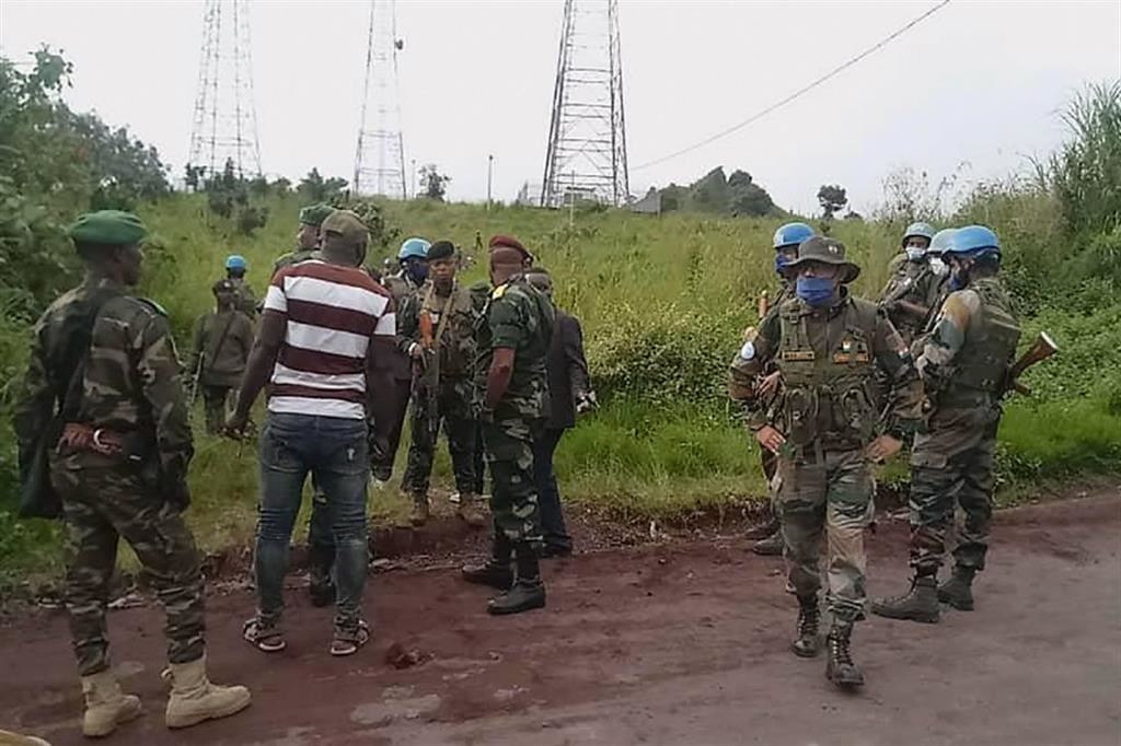 Soldati delle Nazioni Unite e delle Forze Armate del Congo nel punto in cui è stato assalito il convoglio con l’ambasciatore Attanasio