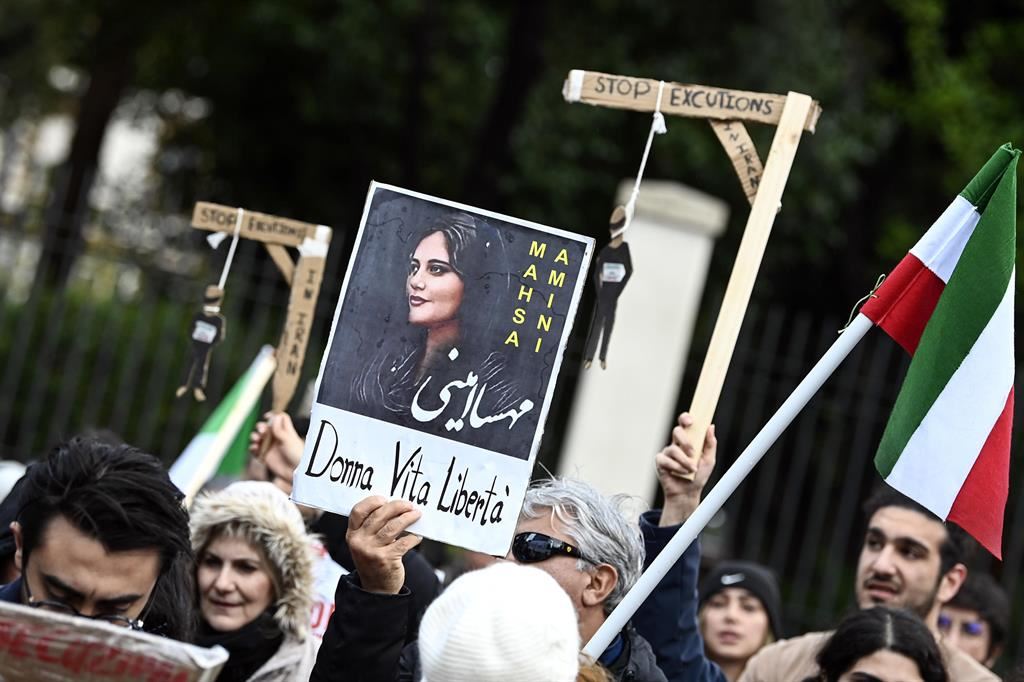 Proteste a Roma per la morte di Masha Amini e contro le esecuzioni a Teheran