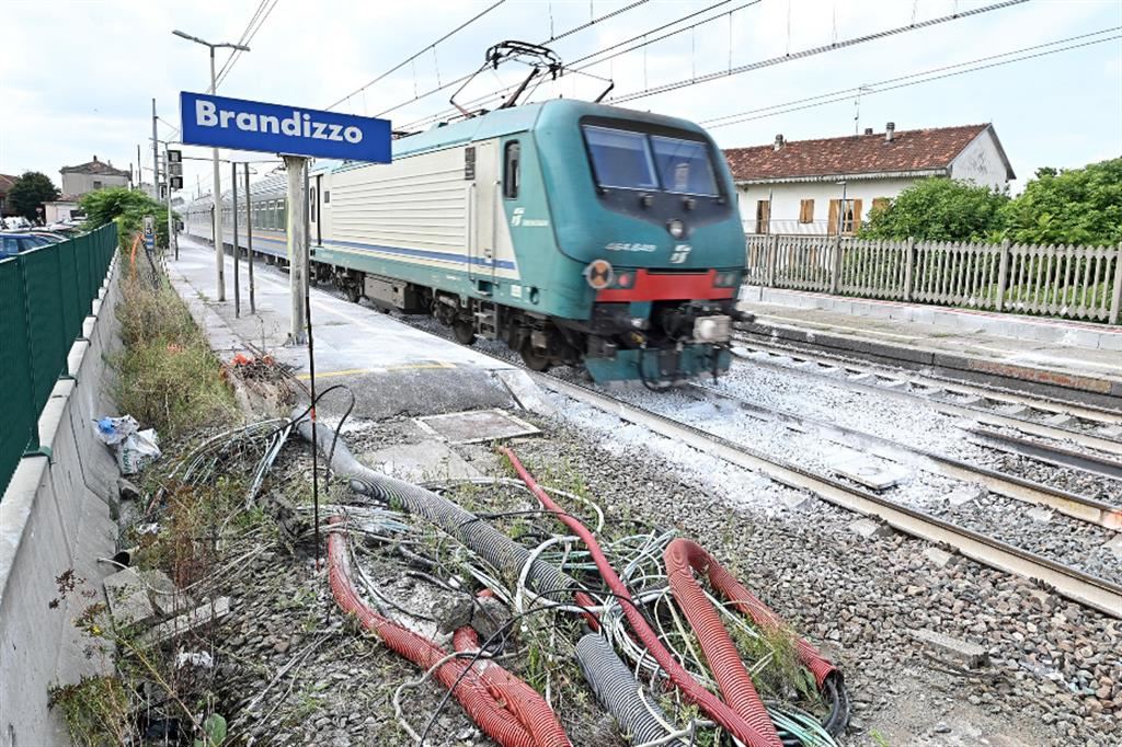 La stazione di Brandizzo, in provincia di Torino, dove l'altra notte si è verificato l'incidente con cinque operai morti