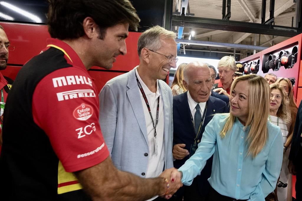Meloni a Monza stringe la mano al pilota Ferrari Sainz