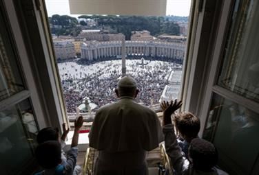 Coppie gay, sacerdozio femminile: il Papa risponde ai "dubia"