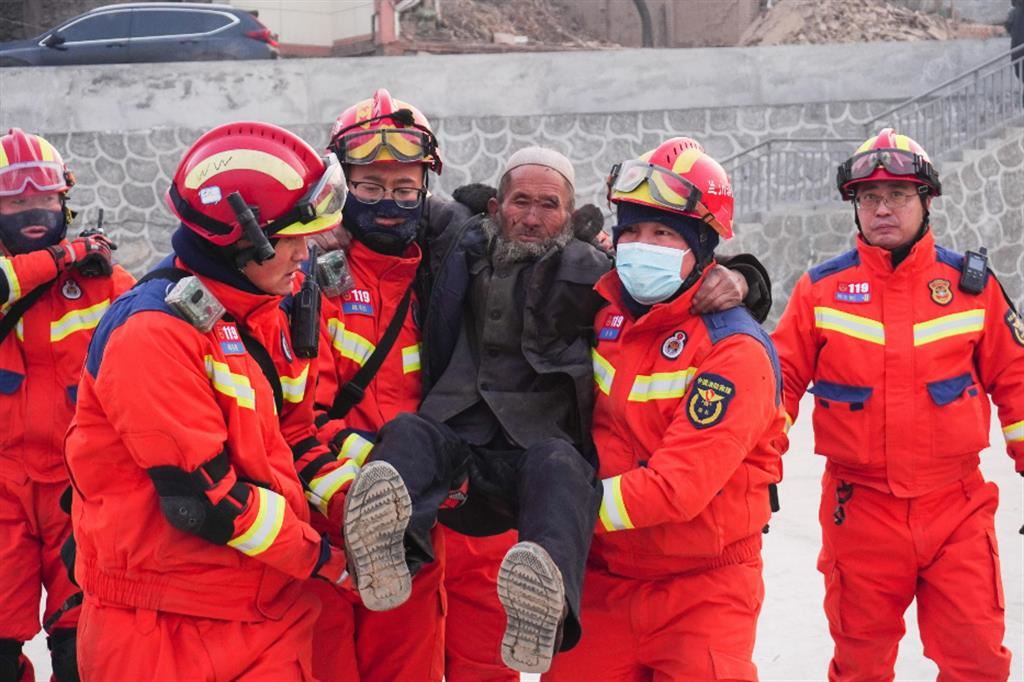 Un uomo viene soccorso dopo il devastante terremoto che ha colpito la Cina