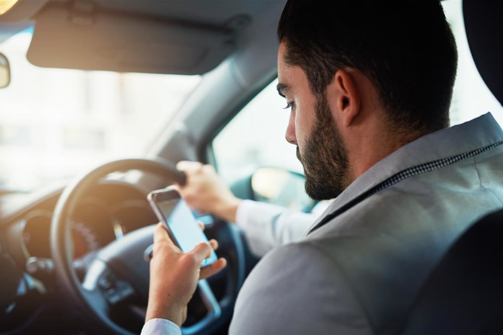Usare il cellulare in auto, una pessima e pericolosissima abitudine