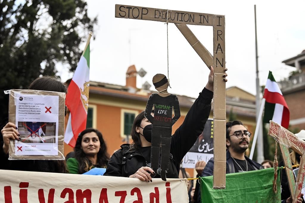 Manifestazione contro le esecuzioni in Iran davanti all'ambasciata di Teheran a Roma