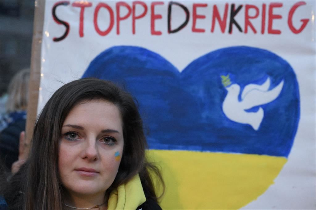 Una donna ucraina protesta contro la partecipazione di atleti russi e bielorussi alle Olimpiadi di Parigi 2024