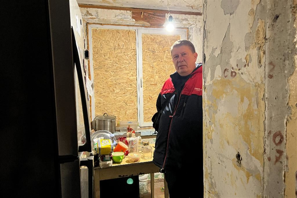 I poveri di guerra nei condomini bombardati nel quartiere di Saltivka a Kharkiv
