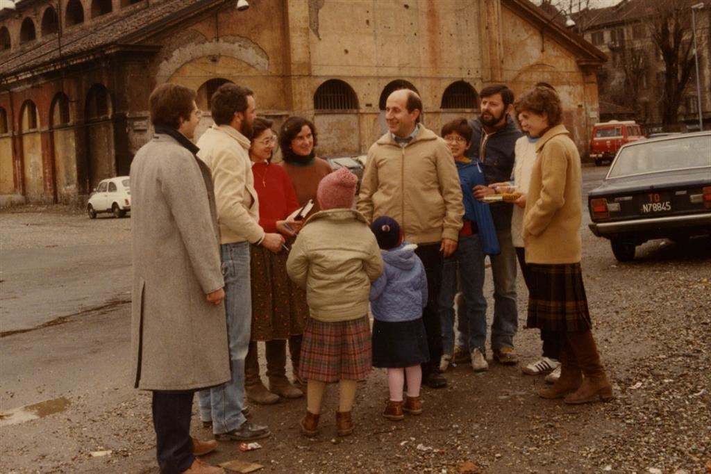 Ernesto Olivero,83 anni, in una foto d'epoca all'esterno dell'ex arsenale militare di Torino