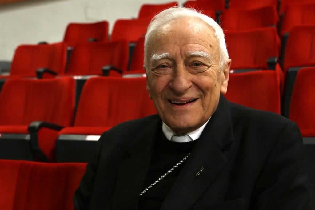 Monsignor Luigi Bettazzi scomparso a 99 anni (ne avrebbe compiti 100 anni il 26 novembre) è stato un uomo disponibile e aperto al dialogo. Garbato anche quando, per esempio sull’obiezione fiscale alle spese militari, assumeva posizioni scomode, di rottura