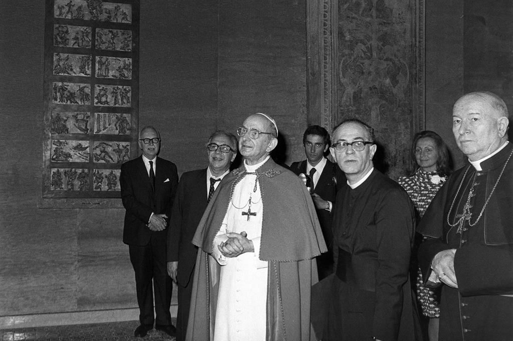 Paolo VI inaugura la Collezione di arte religiosa moderna dei Musei Vaticani, il 23 giugno 1973. Accanto a lui monsignor Macchi e monsignor Fallani