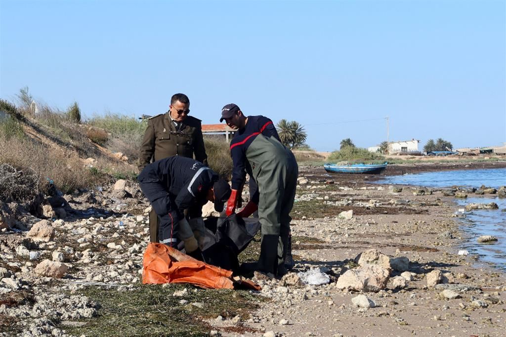 La guardia costiera tunisina recupera il corpo, riportato sulla costa dalle onde, di un migrante annegato nel tentativo di attraversare il Mediterraneo