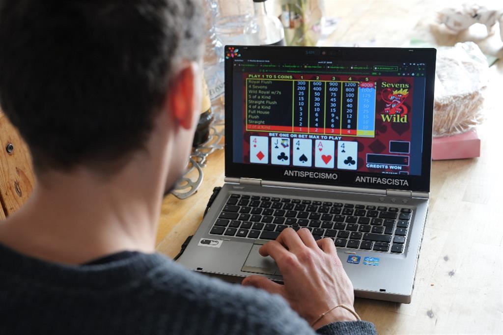 Un ragazzo gioca d'azzardo online da casa