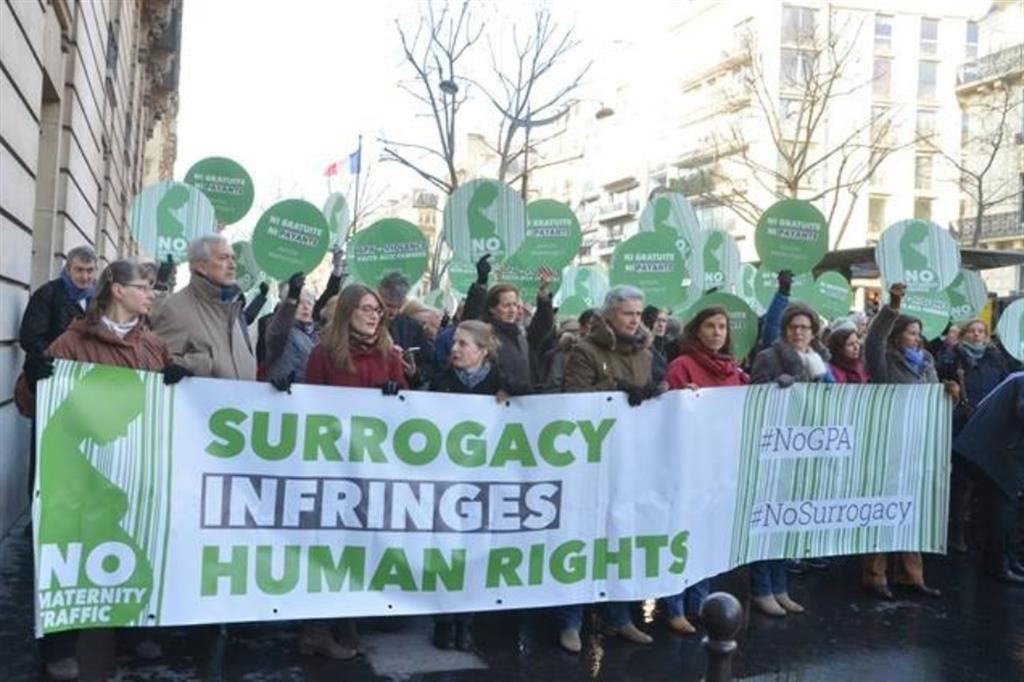 Una manifestazione a Parigi contro la Gestazione per altri (Gpa)