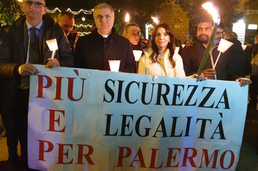 L'arcivecovo di Palermo, Corrado Lorefice, durante la fiaccolata per la legalità
