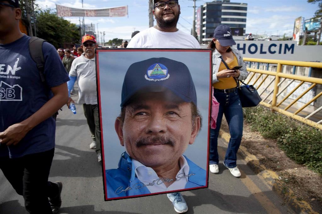 L'immagine del dittatore Daniel Ortega portata in corteo dai suoi fedelissimi a Managua