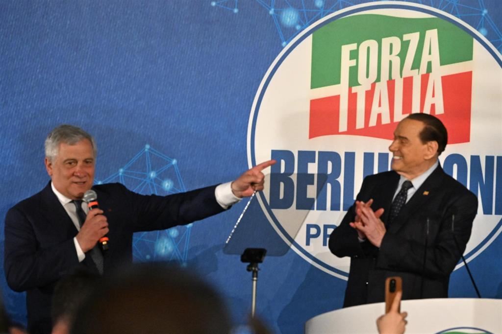 Antonio Tajani, qui con Silvio Berlusconi lo scorso anno a Napoli, garantisce la linea meloniana insieme a Marina Berlusconi