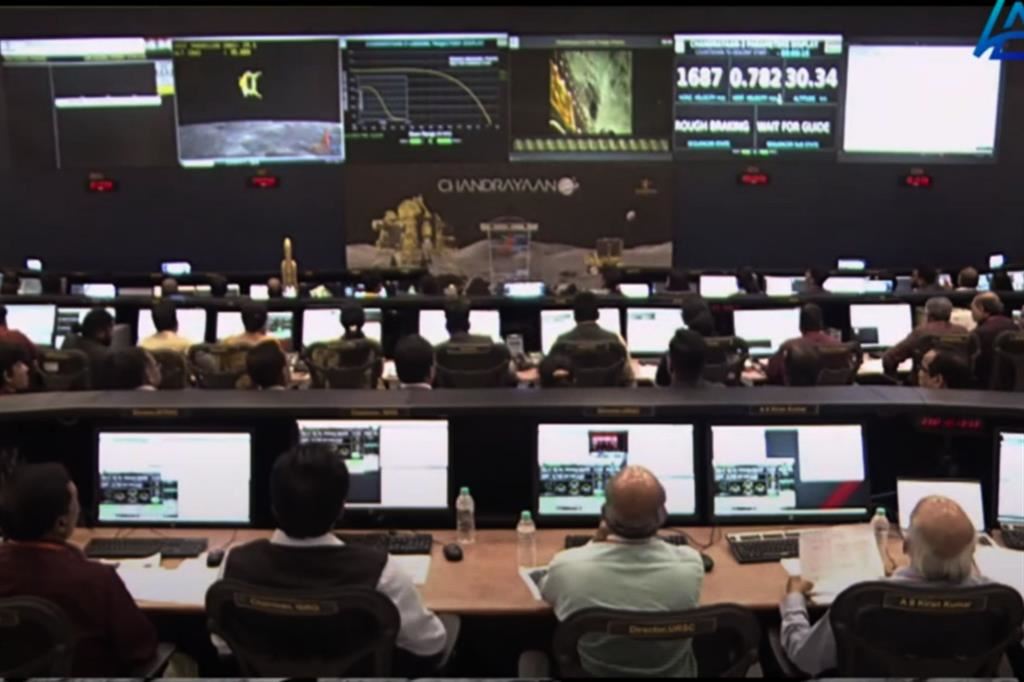 La sala di controlla dell'agenzia spaziale indiana al momento dell'allunaggio