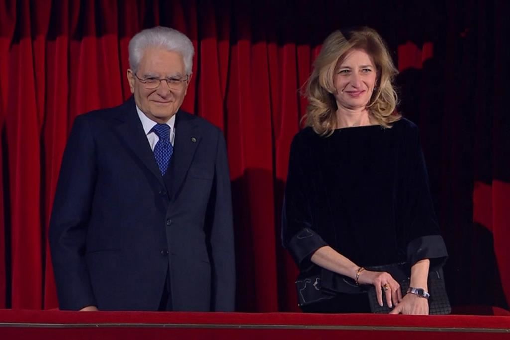 Il presidente Mattarella e la figlia Laura sul palco a Sanremo
