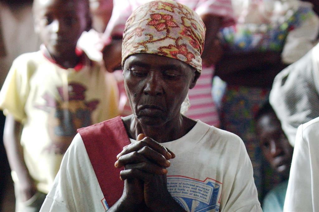 Cristiani in preghiera in una chiesa congolese