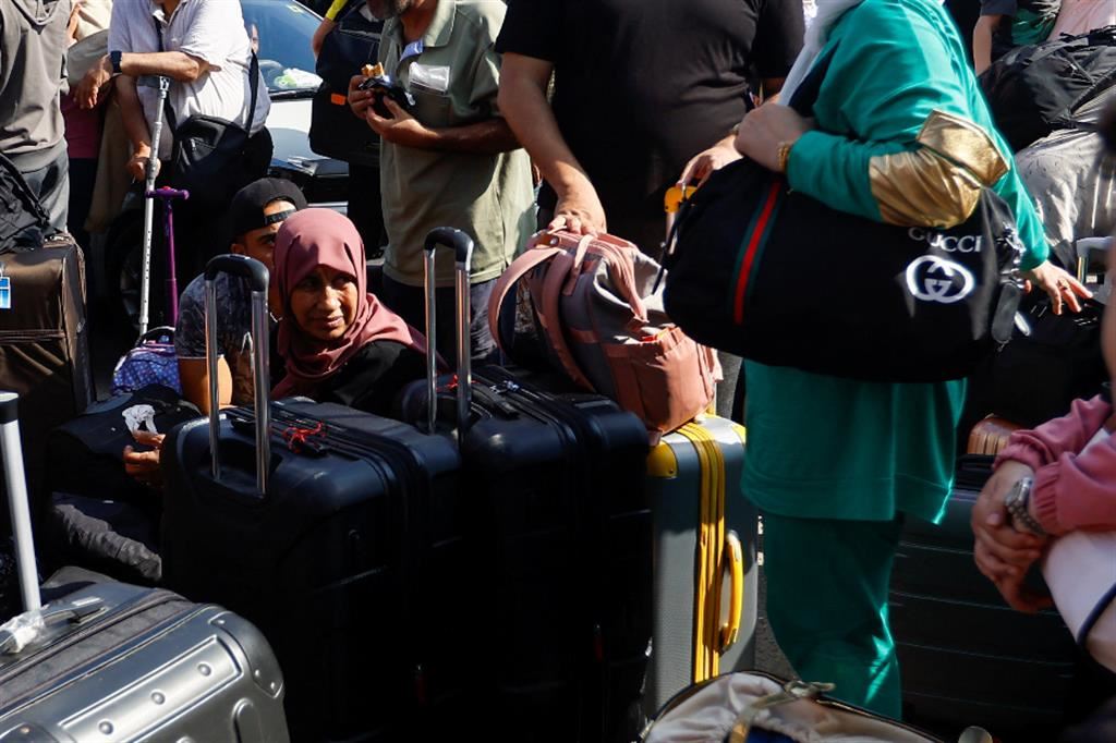 Sfollati palestinesi attendono l'apertura del valico di Rafah