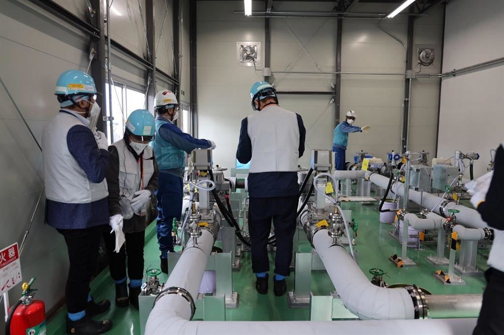 Tecnici sudcoreani ispezionano la centrale nucleare di Fukushima Dai-Ichi in Giappone