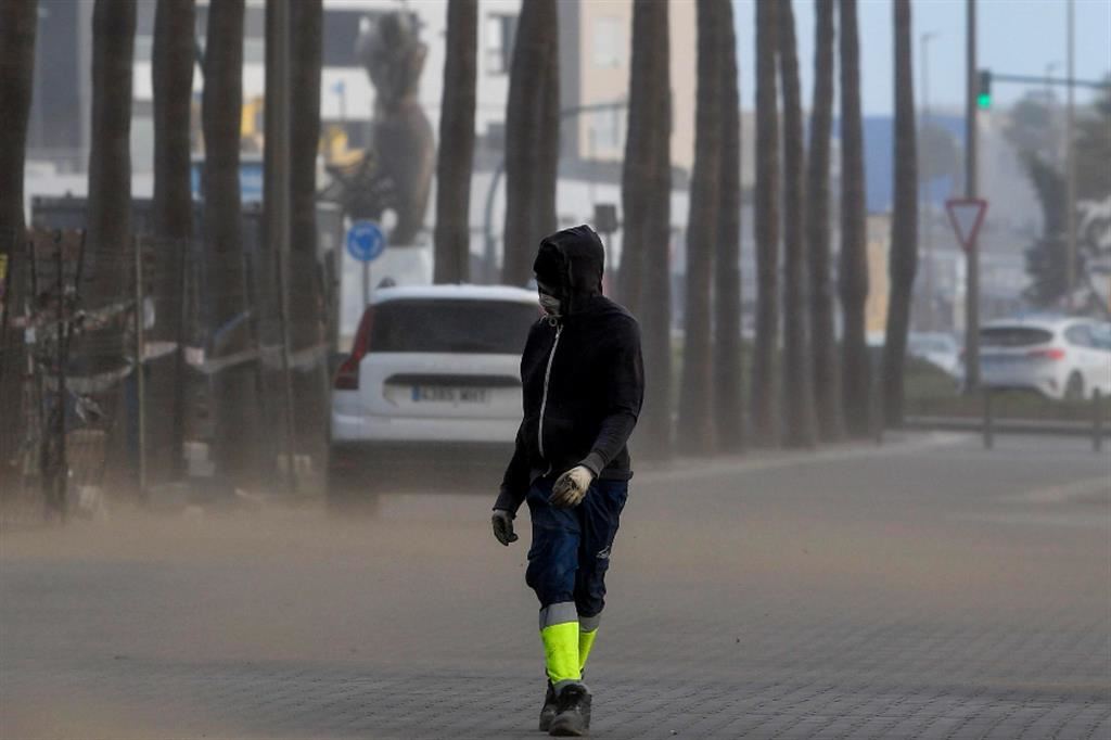 Una tempesta di sabbia in Almeria, nel sud della Spagna, il 2 novembre 2023