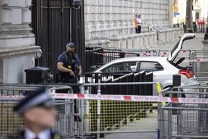 Auto si schianta sul cancello di Downing Street: uomo arrestato