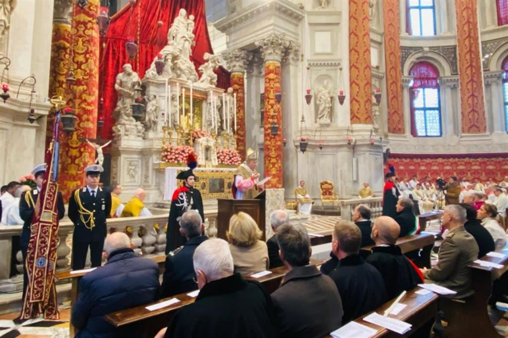 Venezia, il patriarca Moraglia durante la Messa per la Madonna della Salute nell'omonima Basilica
