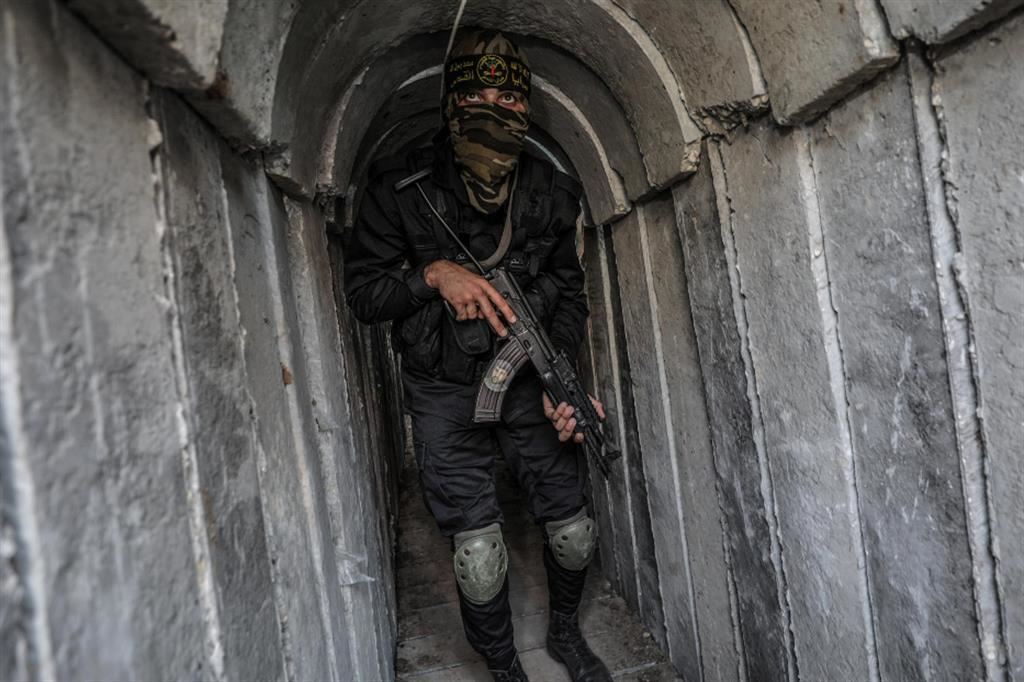 Un miliziano di Hamas in uno dei tunnel che corrono sotto la Striscia di Gaza