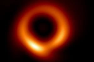 L'intelligenza artificiale "ridisegna" la prima foto di un buco nero