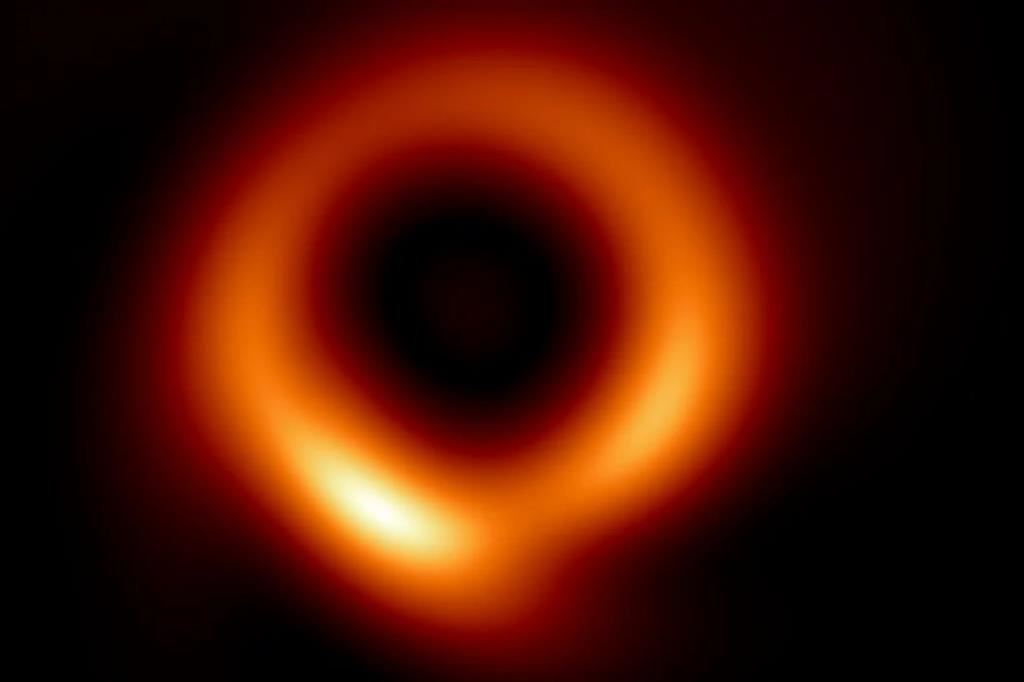 La fotografia del buco nero al centro della galassia M87 dopo il restyling a opera dell'intelligenza artificiale