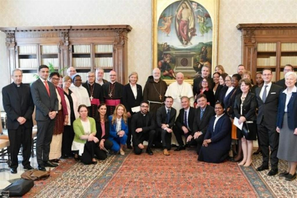 I membri della Pontificia Commissione per la Tutela dei MInori durante l'udienza con il Papa del 5 maggio 2023