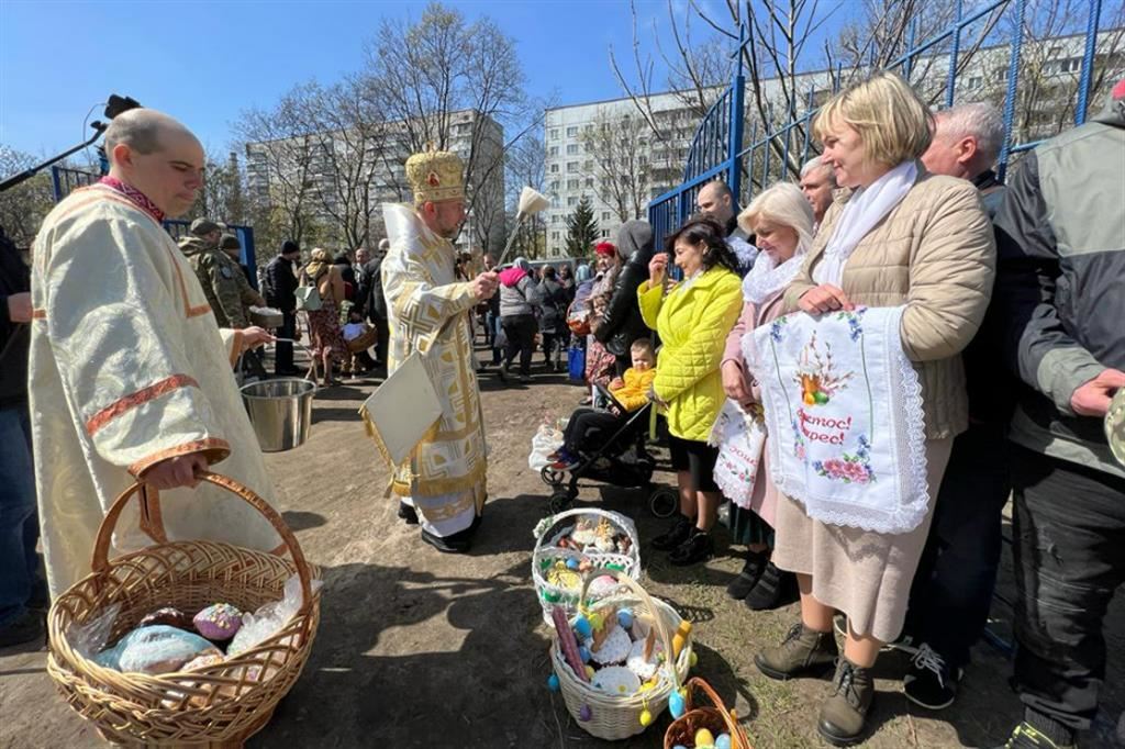 Il vescovo greco-cattolico di Kharkiv, Vasyl Tuchapets, benedice le uova