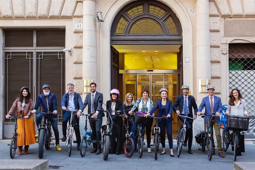 L'amministratore delegato e il personale della Sace in bici davanti alla sede principale, a Roma.