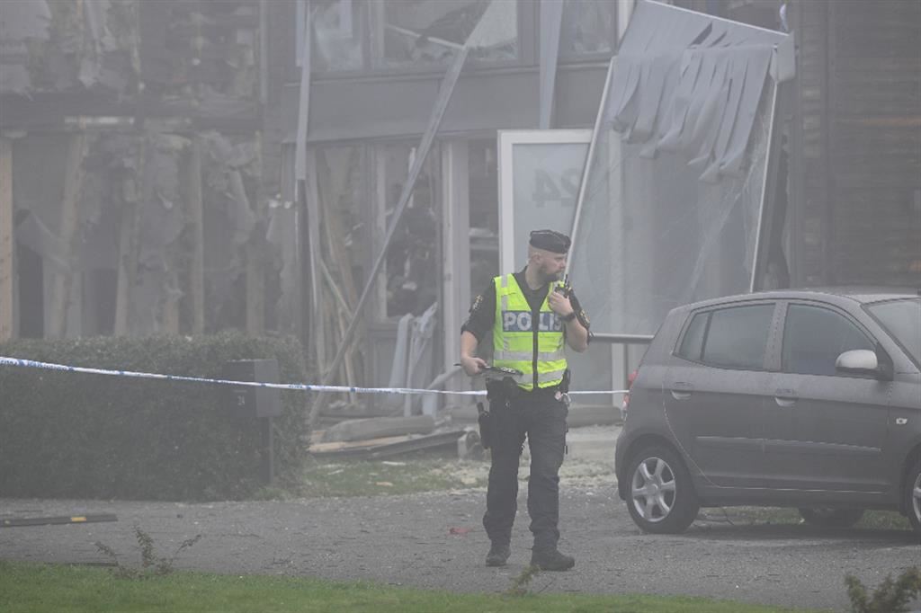 Un poliziotto sul luogo dell'esplosione di un'abitazione, costata ieri la vita a una giovane donna