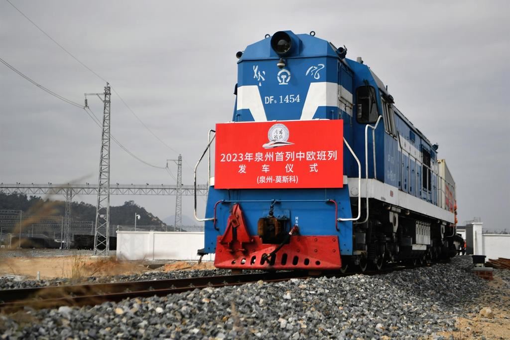 Il primo treno di merci cinesi diretto in Europa partito nel 2023 dalla stazione di Xingguo-Quanzhou