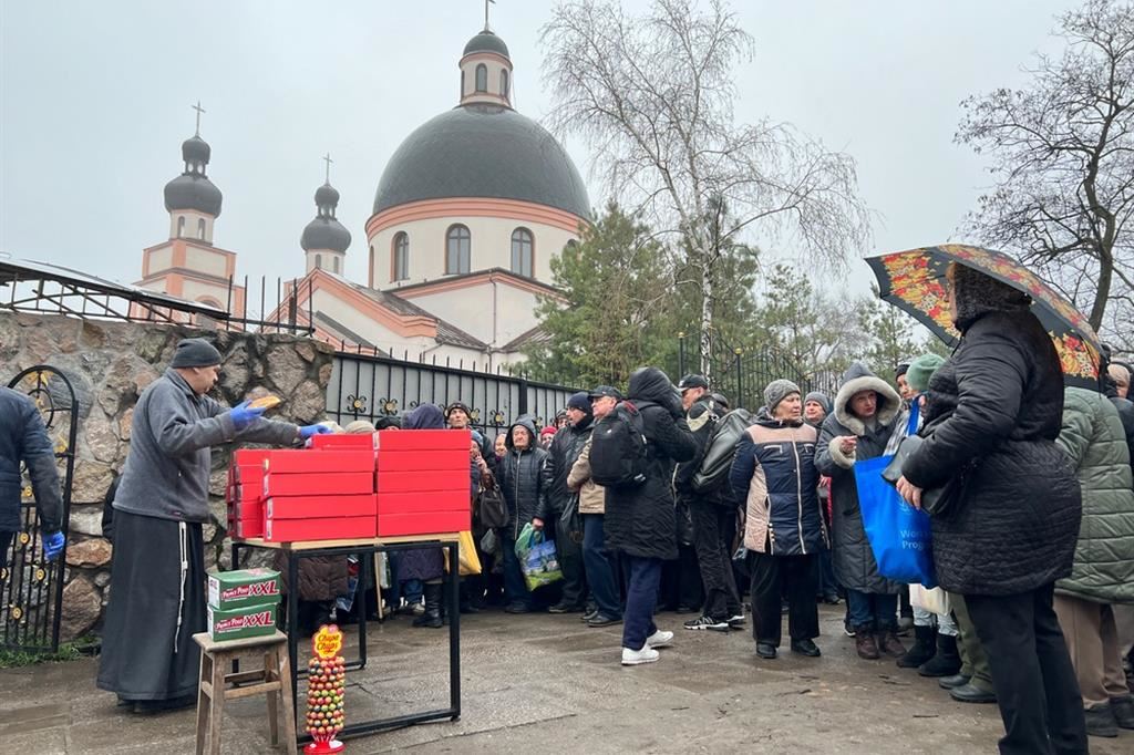 La distribuzione del pane ai poveri di guerra nella Cattedrale latina di Zaporizhzhia
