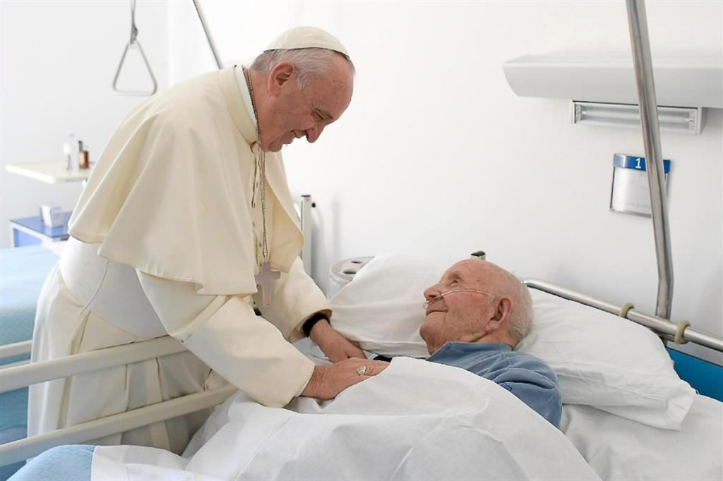 Papa Francesco: contro la malattia cura e compassione