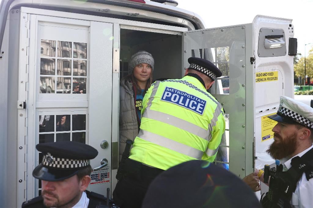 L'attivista viene fatta salire sulla camionetta della polizia