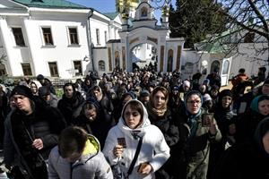 I fedeli fermano per ora lo sfratto del “Vaticano” ortodosso a Kiev