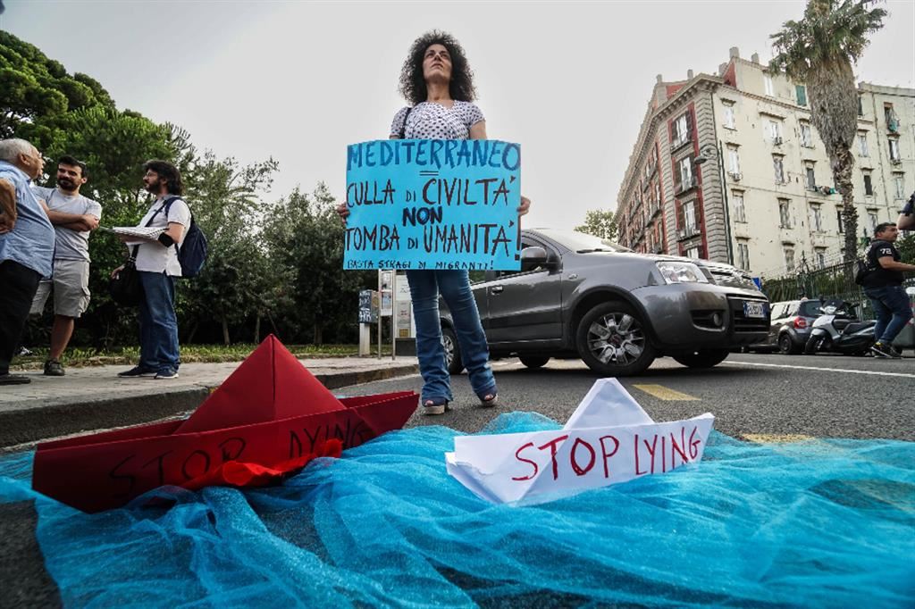 Manifestazione di protesta contro le morti in mare davanti al consolato della Grecia a Napoli