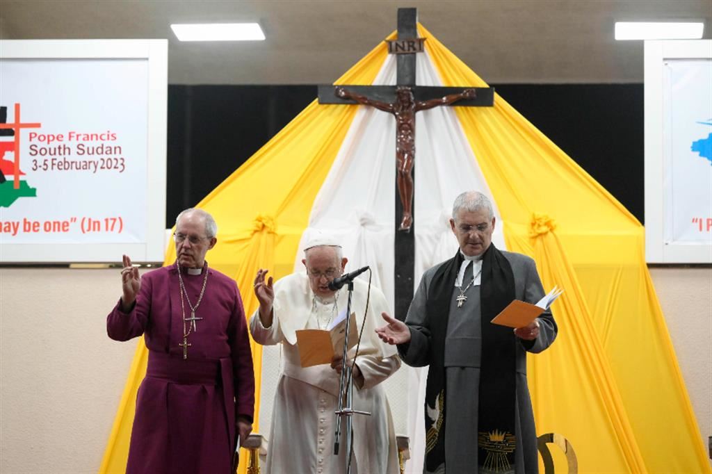 Papa Francesco con il Moderatore della Chiesa di Scozia (destra) e l'arcivescovo di Canterbury (sinistra)