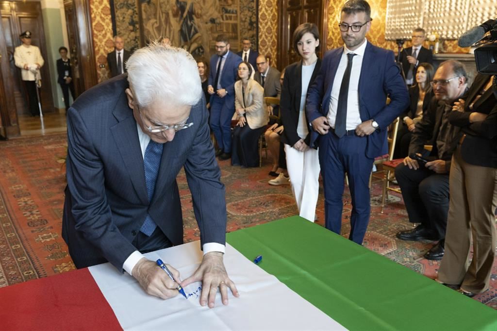 Il presidente della Repubblica Sergio Mattarella firma la bandiera che sventolerà davanti a Casa Italia, punto di riferimento dei pellegrini italiani alla Gmg di Lisbona