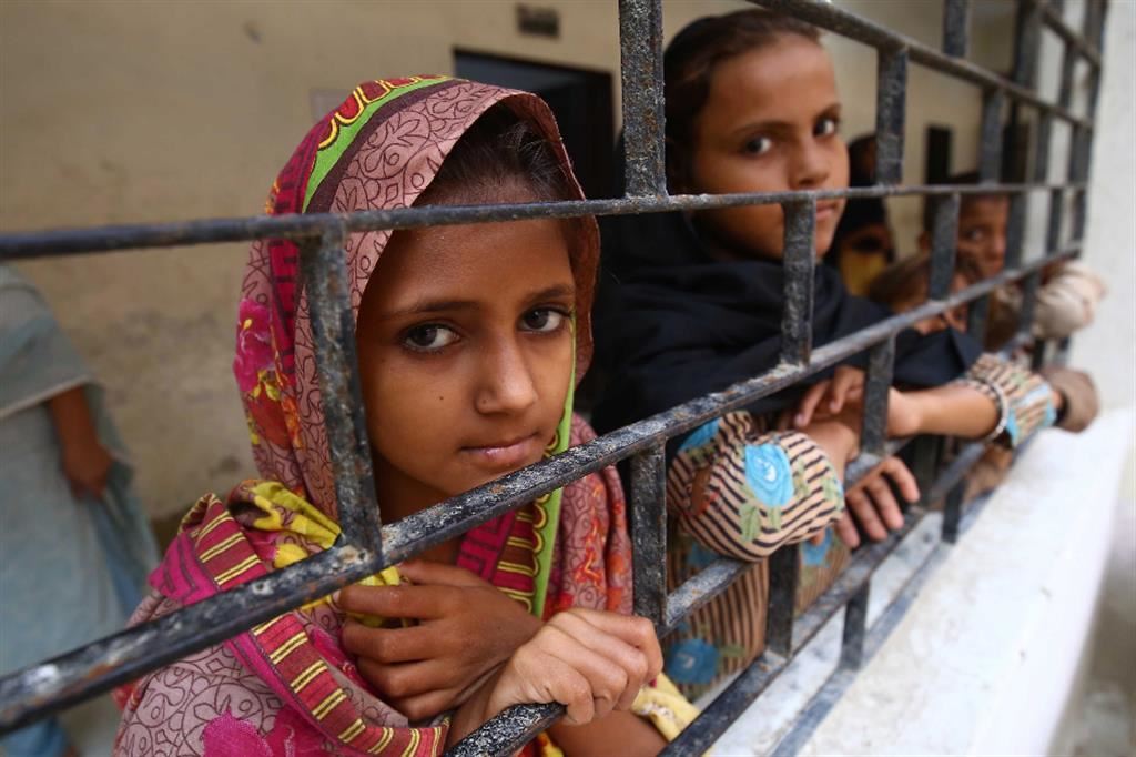 Ragazzine sfollate con le famiglie in un centro di accoglienza improvvisato a Karachi, in Pakistan