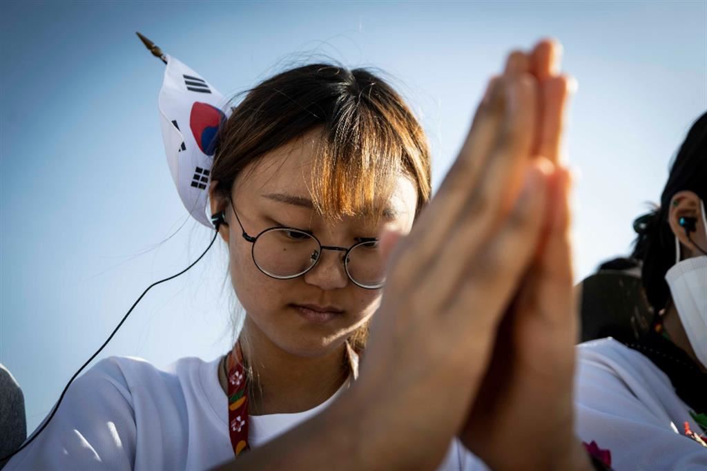 Una ragazza coreana prega alla Gmg di Lisbona