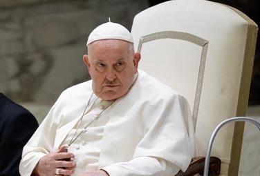 Il bollettino: stazionarie le condizioni di papa Francesco