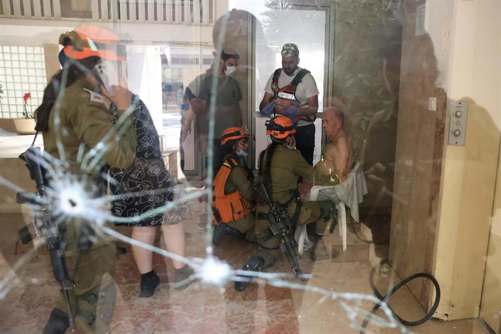 Un anziano di Ashkelon riceve i primi soccorsi dopo l'attacco con i missili da Gaza