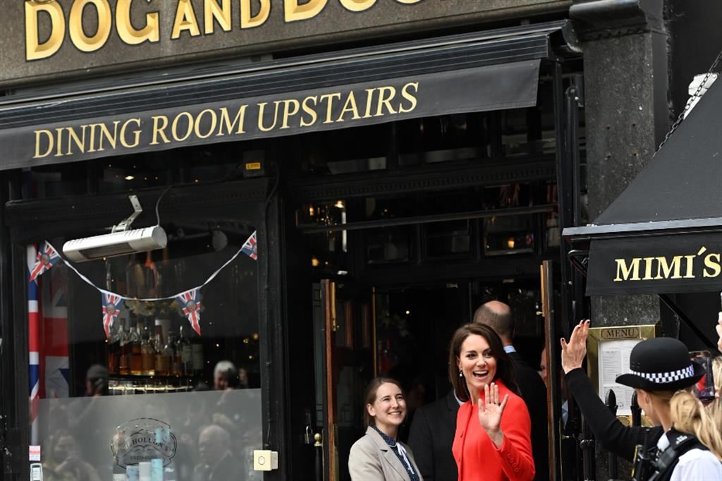 La principessa Kate all'ingresso di un pub a Soho nel cuore di Londra