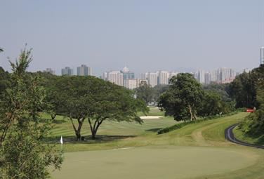 Hong Kong costruirà case popolari al posto dei campi da golf